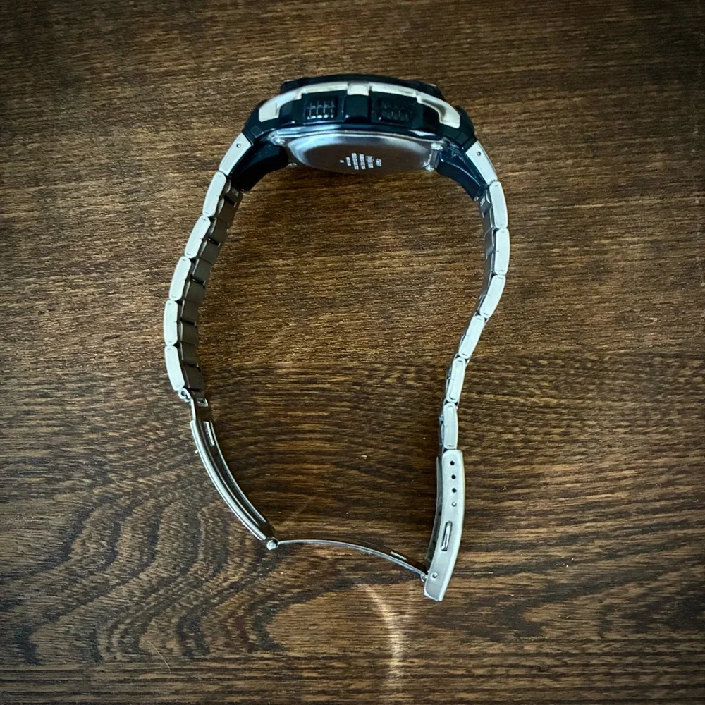 Casio AE2000W Digital Watch with Metal Band EUC - Picture 4 of 9